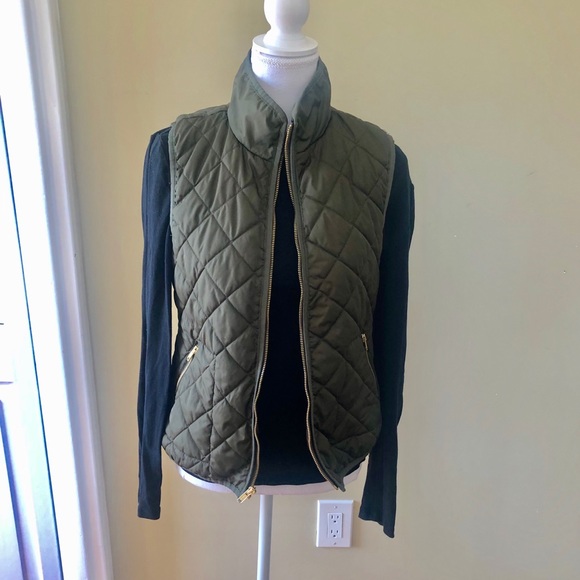 Old Navy Lightweight Puffer Vest - Picture 2 of 6